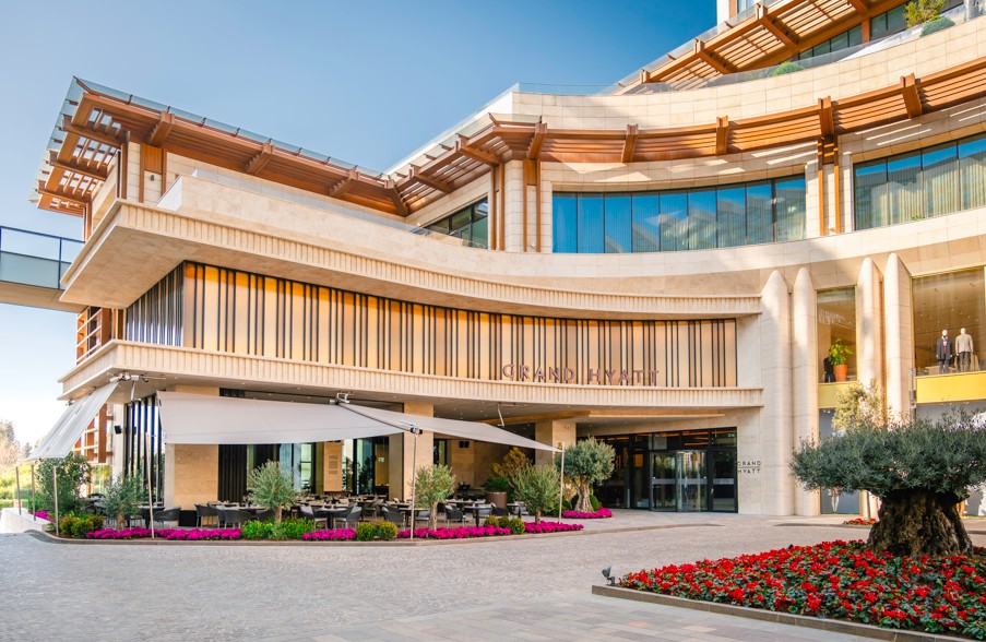 Hyatt Regency markasıyla konuklarını ağırlayan otel, Grand Hyatt İzmir İstinyePark konseptiyle yenilendi